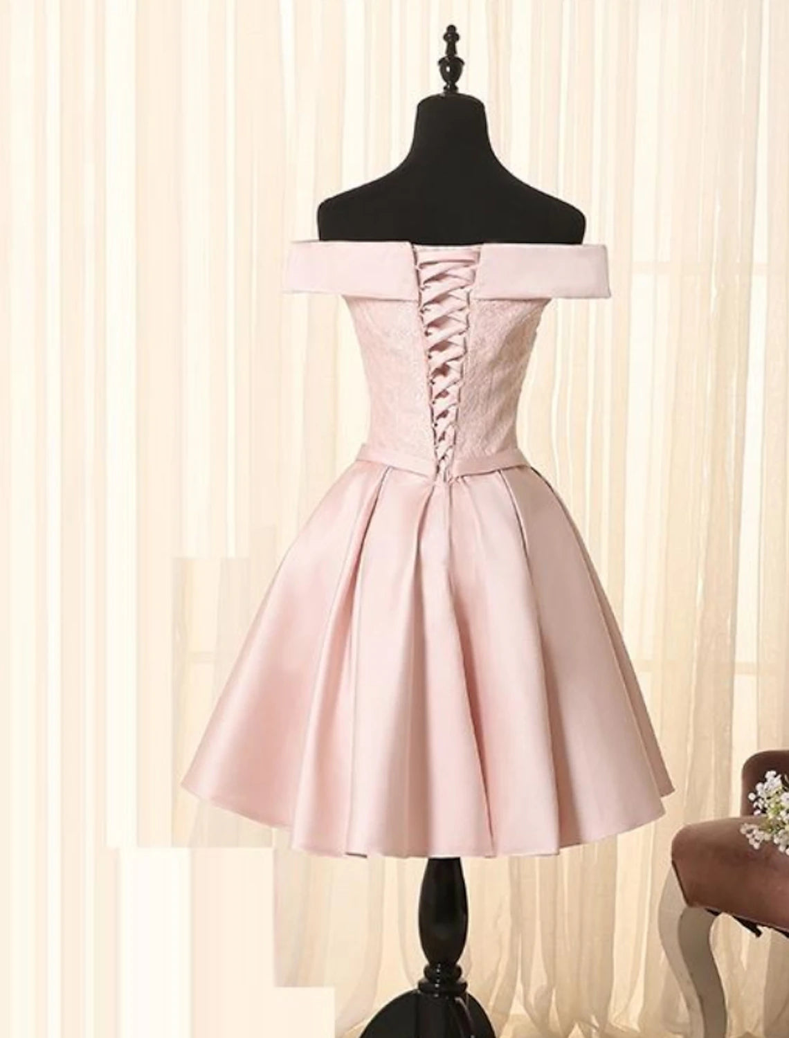 Abito da cocktail elegante e minimalista a trapezio, senza maniche, corto/mini, in raso con fiocco/i e inserto in pizzo